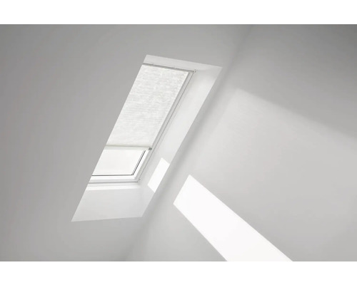 Dachfenster mit installiertem Sonnenschutzrollo in einem hellen Raum.