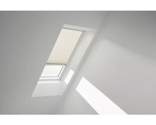 Dachfenster mit teilweise geschlossenem Plissee in einem hellen Raum.