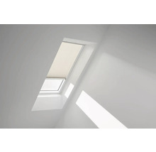 Dachfenster mit Plissee im weißen Raum