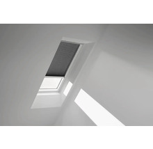 Dachfenster mit Plissee im Zimmer
