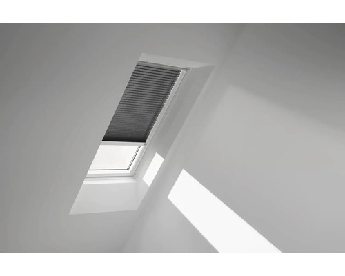 Dachfenster mit Plissee im Zimmer