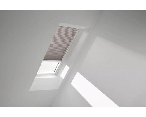 Dachfenster mit Plissee im hellen Raum