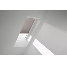 Dachfenster mit installiertem Plissee im Innenraum.