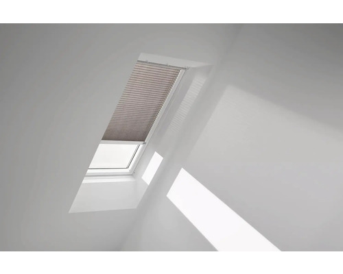 Dachfenster mit installiertem Plissee im Innenraum.