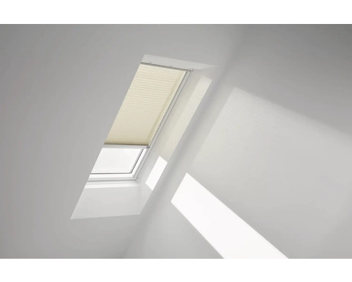 Dachfenster mit Plissee im weißen Raum