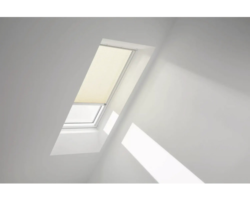 Dachfenster mit einem teilweise heruntergelassenen Faltrollo.