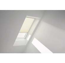 Dachfenster mit installiertem Faltstore zur Lichtregulierung in einem hellen Raum.