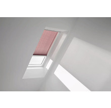 Dachfenster mit rotem Plissee zur Lichtregulierung