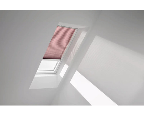 Dachfenster mit rotem Plissee zur Lichtregulierung