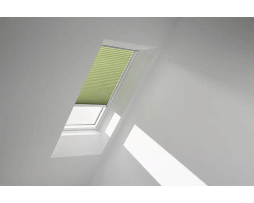 Dachfenster mit geschlossenem Faltrollo zur Verdunkelung
