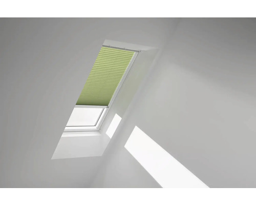 Dachfenster mit Plissee-Rollo im Dachgeschoss