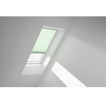 Dachfenster mit Plissee im hellen Raum