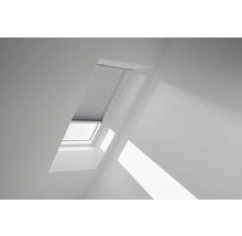 Dachfenster mit Jalousie in einem hellen Raum.