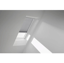 Dachfenster mit Jalousie in einem hellen Raum