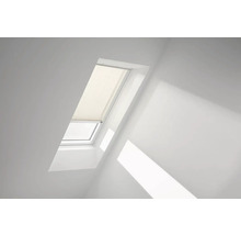 Dachfenster mit Plissee in einem hellen Raum