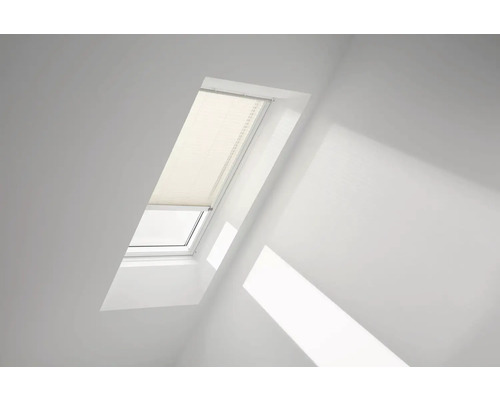 Dachfenster mit Plissee in einem hellen Raum