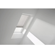 Dachfenster mit Plissee in einem hellen Raum.