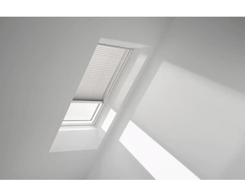 Dachfenster mit Plissee in einem hellen Raum.