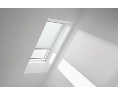 Dachfenster mit Plissee im Innenraum