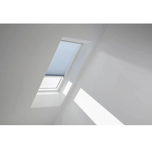 Dachfenster mit Plissee in einem hellen Raum.