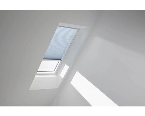 Dachfenster mit Plissee in einem hellen Raum.
