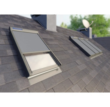 Dachfenster mit Verdunkelungsrollo auf einem Dach