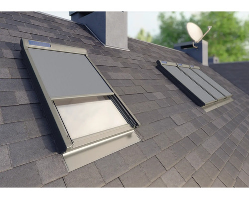 Dachfenster mit Verdunkelungsrollo auf einem Dach