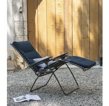 Garten Szene mit Liegestuhl aus Metall mit Auflage und Fußteil