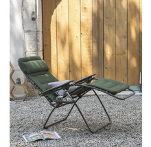 Gartenliege mit Fußstütze und Kissen auf Kies