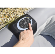 Marimex Whirlpool Bedienfeld mit Finger auf einer Taste