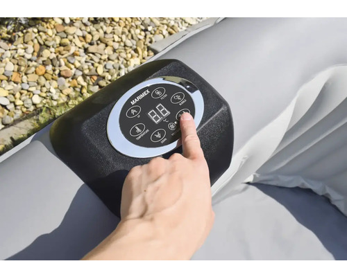 Marimex Whirlpool Bedienfeld mit Finger auf einer Taste
