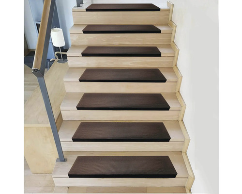 Treppe mit Stufenmatten für zusätzlichen Halt und Komfort.