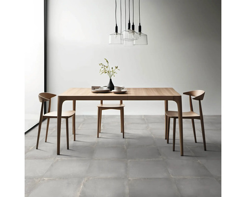 Esstisch mit Holzstühlen und Pendelleuchten für den Essbereich