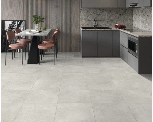 Heller Fliesenboden in Küche mit Esstisch und Küchenzeile