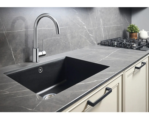 Küchenspüle mit Wasserhahn, Arbeitsplatte und Kochfeld in einer modernen Küche