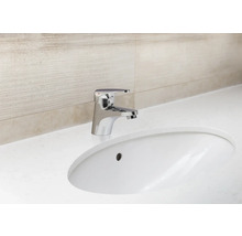 Waschbecken mit Armatur auf Waschtisch