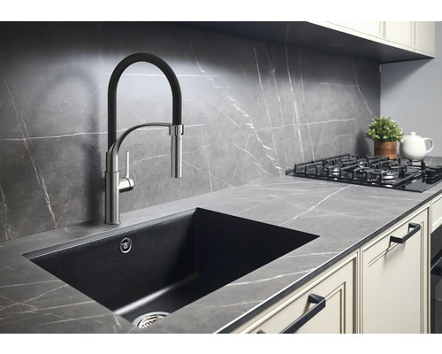 Küchenszene mit Spüle, Armatur, Kochfeld und Arbeitsplatte im modernen Design.