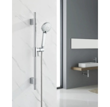 Handbrause mit Brausestange im Badezimmer