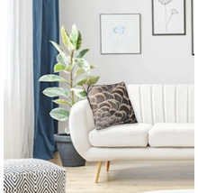 Dekokissen mit Federdesign auf einem Sofa in einem Wohnzimmer