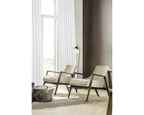 Zwei Sessel aus Stoff und Holz in einem hellen Wohnzimmer