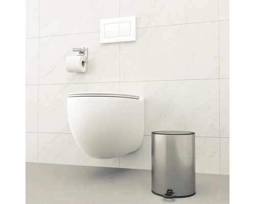 Wandhängendes WC, Toilettenpapierhalter, Betätigungsplatte und Treteimer in einem Badezimmer.