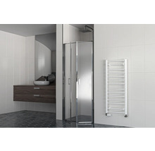 Modernes Badezimmer mit Duschkabine, Waschbecken auf Unterschrank und Heizkörper
