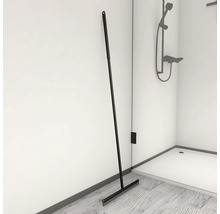 Schwarzer Duschabzieher im Badezimmer