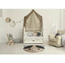 Kinderzimmer mit Kinderbett, Sessel und Teppich in Katzenform