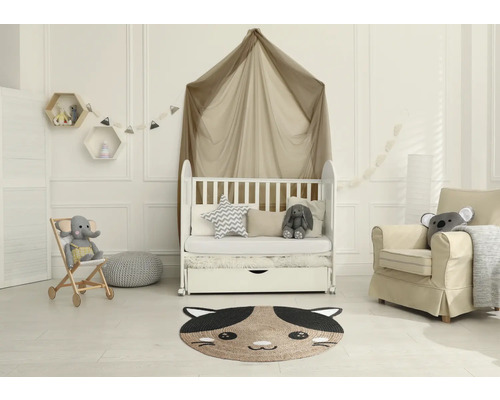 Kinderzimmer mit Kinderbett, Sessel und Teppich in Katzenform
