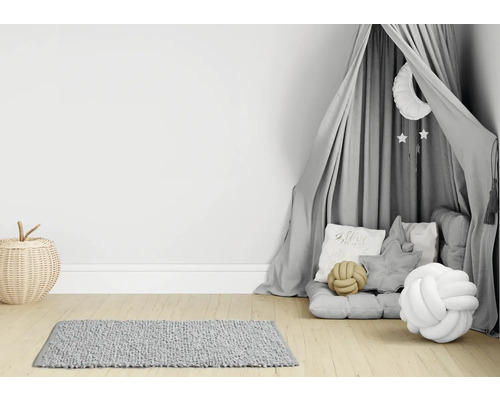 Kinderzimmer mit Spielzelt, Kissen, Teppich und Korb