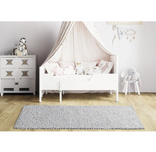 Kinderzimmer mit Bett, Kommode und Teppich