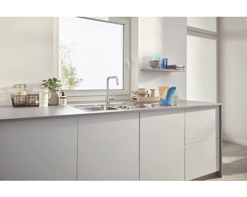 Küchenspüle mit Armatur auf einer Küchentheke