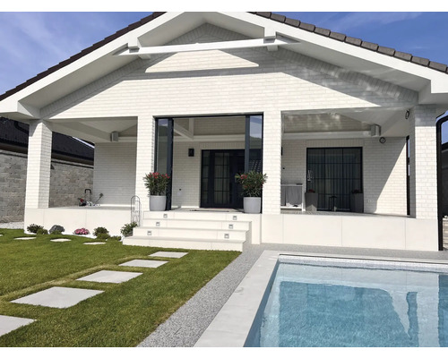 Modernes Haus mit Pool, Terrasse und gepflegtem Garten