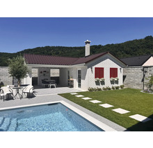 Ein Garten mit Pool, Terrasse, Gartenhaus und Rasenfläche.